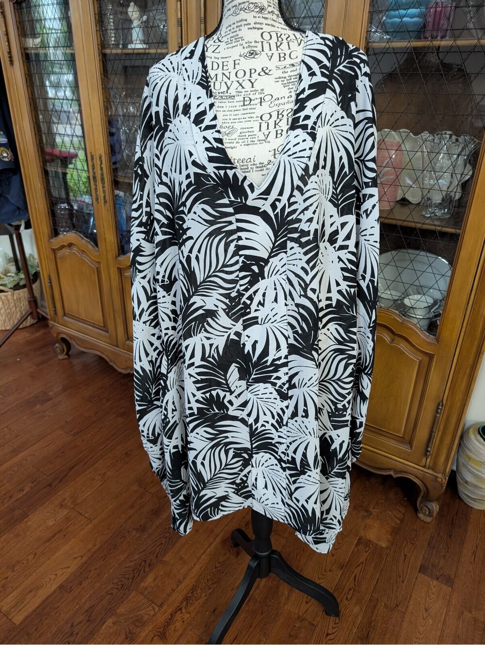 Swimsuits for All Black & White Tropical Coverup Size 38-40